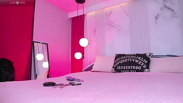 ninaevanss  online show from November 28, 2025, 8:22 pm