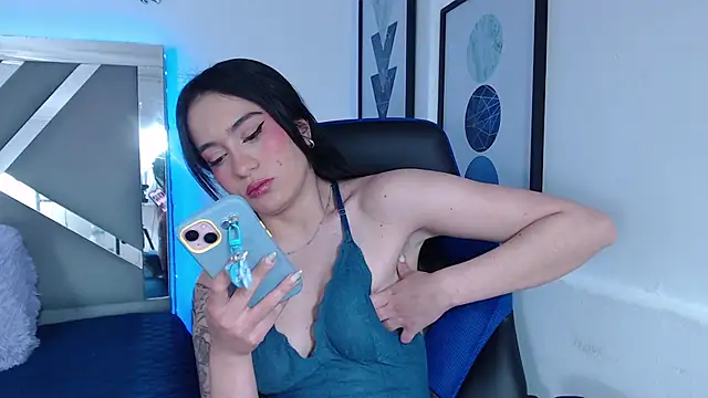 Snapshot of ZaraDames_ chatting on January 14, 2025, 4:15 am ZaraDames online show from January 14, 2025, 4:15 am