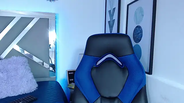 Snapshot of ZaraDames_ chatting on January 17, 2025, 5:21 am ZaraDames online show from January 17, 2025, 5:21 am