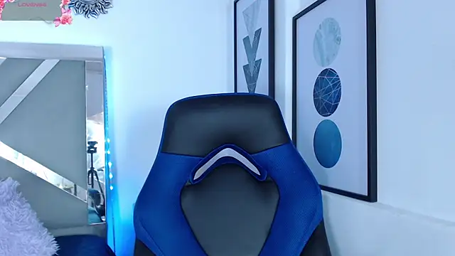 Snapshot of ZaraDames_ chatting on March 8, 2025, 5:17 am ZaraDames online show from March 8, 2025, 5:17 am