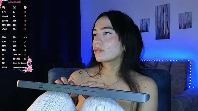 Snapshot of ZaraDames_ chatting on October 12, 2025, 2:43 am ZaraDames online show from October 12, 2025, 2:43 am