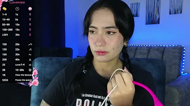 Snapshot of ZaraDames_ chatting on October 23, 2025, 4:01 am ZaraDames online show from October 23, 2025, 4:01 am