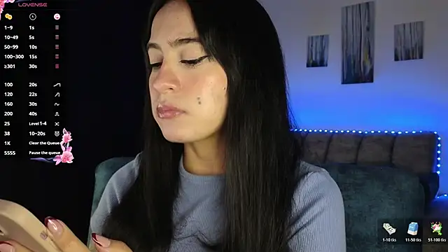 Snapshot of ZaraDames_ chatting on November 5, 2025, 4:12 am ZaraDames online show from November 5, 2025, 4:12 am