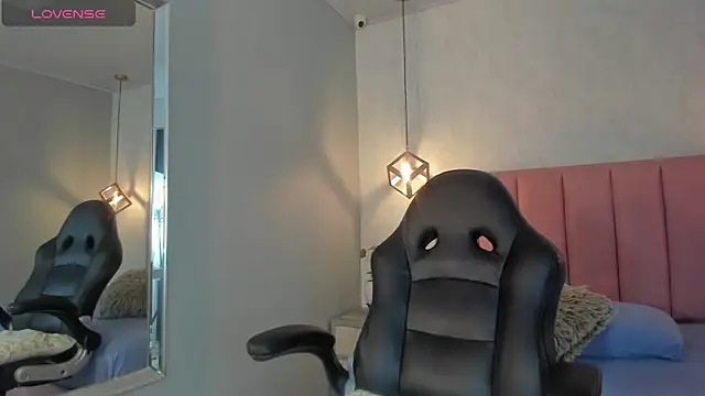 SUNNYCYRUS online show from November 19, 2025, 12:38 pm