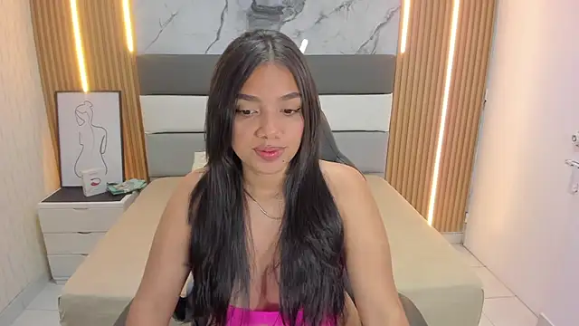 SUZETMONACO online show from November 5, 2025, 7:25 pm