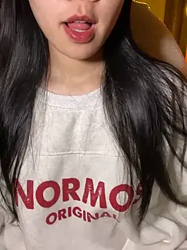 minmin2kk5 online show from November 28, 2025, 4:09 pm