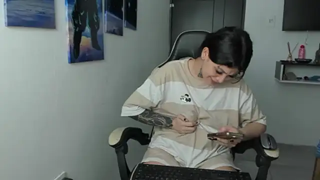 naomi berckley online show from December 18, 2025, 6:41 am