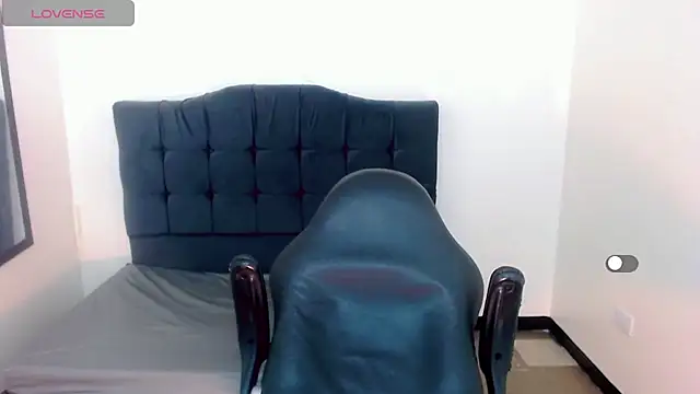 Snapshot of la_ratona_1 chatting on December 30, 2024, 11:28 pm la ratona 1 online show from December 30, 2024, 11:28 pm