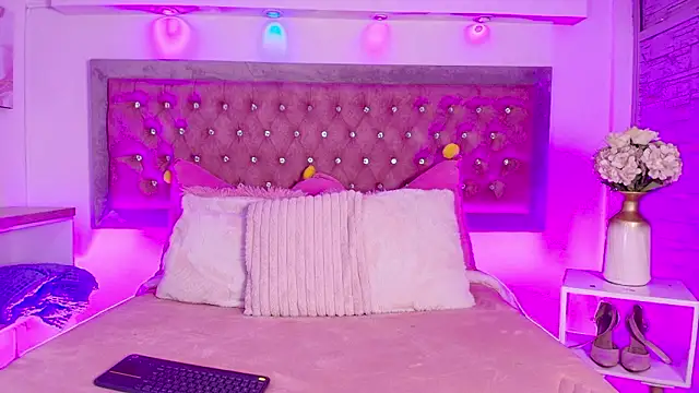 Snapshot of Tayzon_Foxxx chatting on February 24, 2026, 12:58 pm Tayzon Foxxx online show from February 24, 2026, 12:58 pm