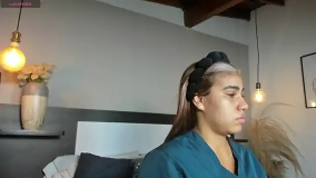 SaraaJhonsonn online show from April 9, 2026, 2:33 pm