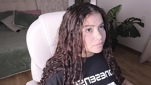 loly marce online show from December 15, 2025, 8:35 pm