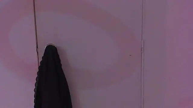 emma-hiill online show from December 11, 2024, 2:11 pm