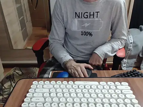 uncutguy01 online show from October 15, 2025, 4:45 am