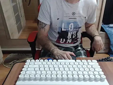 uncutguy01 online show from October 18, 2025, 4:59 am