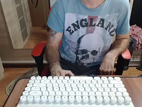 uncutguy01 online show from October 24, 2025, 4:31 am
