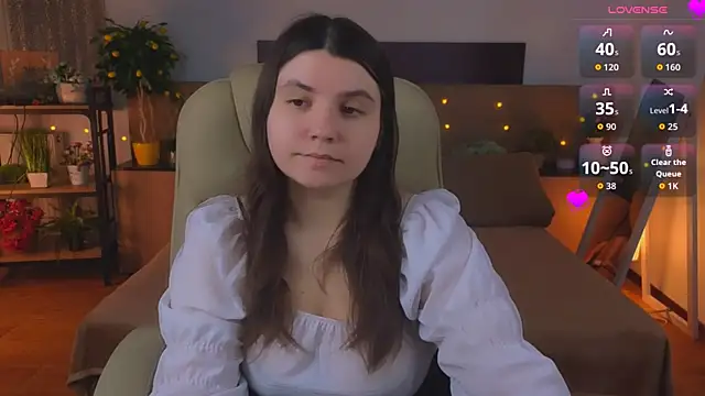 Snapshot of Viola__Shy chatting on May 26, 2026, 9:44 pm Viola Shy online show from May 26, 2026, 9:44 pm