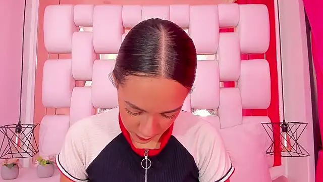 EmmyCruzZ online show from December 15, 2025, 7:18 pm