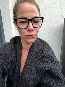 Snapshot of Tatjana_Sue chatting on April 21, 2026, 3:28 pm Tatjana Sue online show from April 21, 2026, 3:28 pm