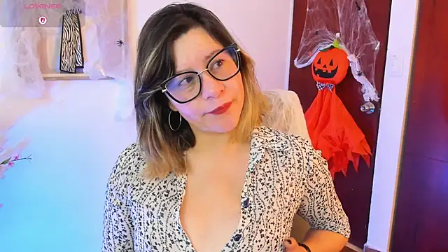 Chanelll Taylorr  online show from October 27, 2025, 11:58 am