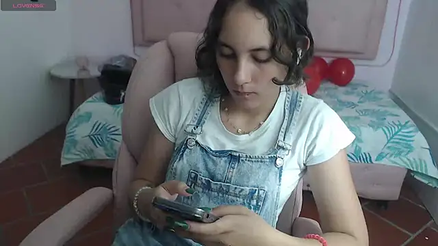 xlunna online show from February 14, 2025, 7:44 pm