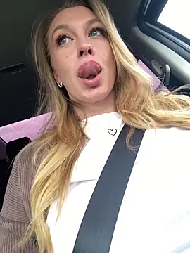 Snapshot of Sweet___Emily chatting on October 10, 2025, 1:10 pm Sweet   Emily online show from October 10, 2025, 1:10 pm