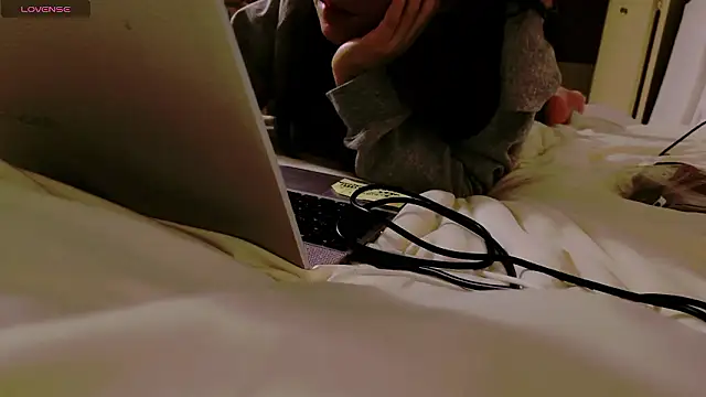 Snapshot of maii- chatting on February 1, 2026, 12:15 pm maii- online show from February 1, 2026, 12:15 pm