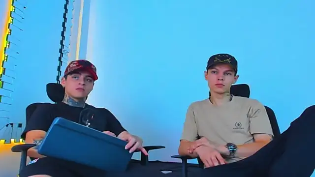 Snapshot of HOT_boy2025 chatting on December 17, 2025, 4:57 pm HOT boy2025 online show from December 17, 2025, 4:57 pm