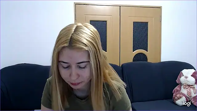 Snapshot of VioletaFlower7 chatting on February 7, 2025, 12:50 pm VioletaFlower7 online show from February 7, 2025, 12:50 pm