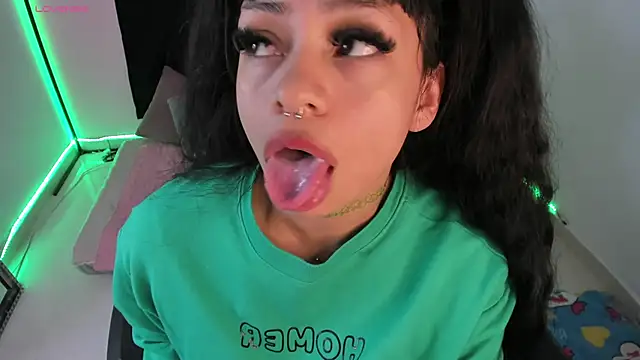 Snapshot of zoesullivan chatting on December 31, 2024, 12:36 pm zoesullivan online show from December 31, 2024, 12:36 pm