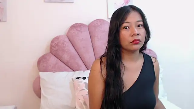 MilaaAdams online show from July 6, 2026, 11:18 am