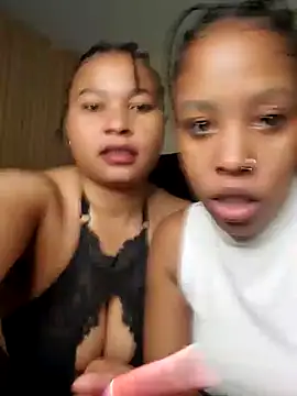 Snapshot of R-thequeen chatting on December 1, 2025, 12:21 pm R-thequeen online show from December 1, 2025, 12:21 pm