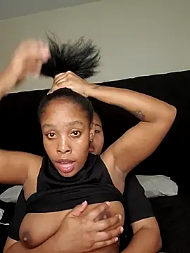 Snapshot of R-thequeen chatting on December 14, 2025, 11:20 pm R-thequeen online show from December 14, 2025, 11:20 pm