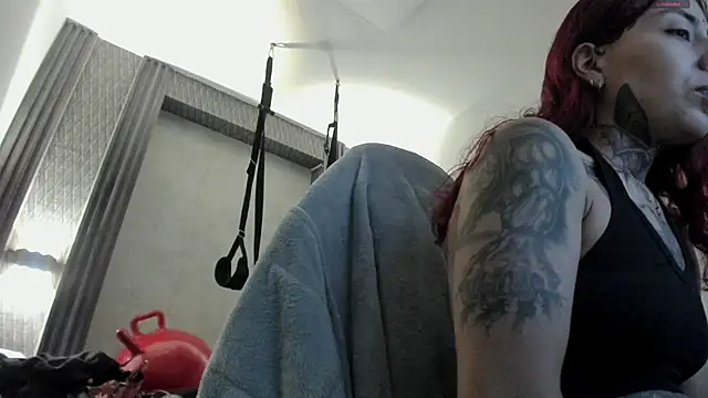 selene red  online show from December 4, 2025, 2:04 pm