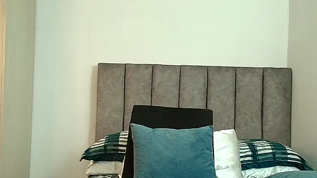 karina lewis  online show from March 26, 2026, 4:07 am