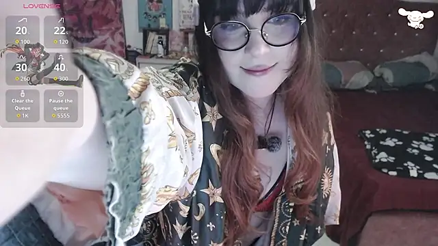 Snapshot of Avril2001 chatting on December 4, 2025, 4:44 am Avril2001 online show from December 4, 2025, 4:44 am