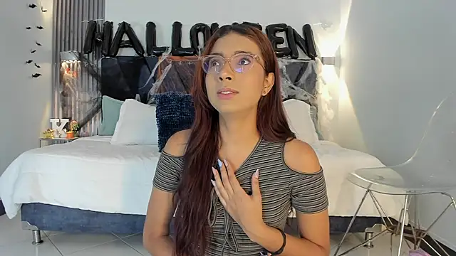 sara saenz99 online show from October 27, 2025, 8:13 pm