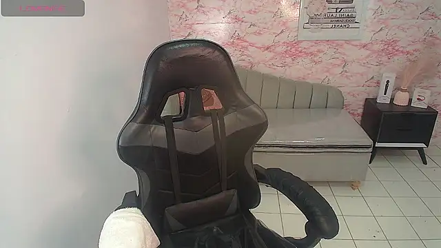 Snapshot of samm_t_ chatting on December 1, 2024, 7:47 pm samm t online show from December 1, 2024, 7:47 pm