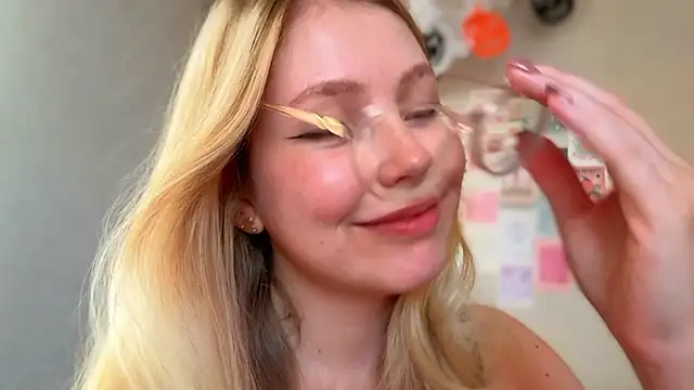 HoneyAudrey online show from October 20, 2025, 2:23 am