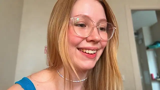 Snapshot of HoneyAudrey chatting on May 1, 2026, 3:11 am HoneyAudrey online show from May 1, 2026, 3:11 am