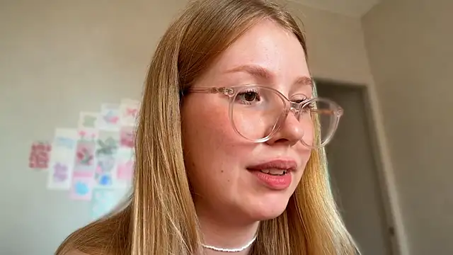 HoneyAudrey online show from June 26, 2026, 2:27 am