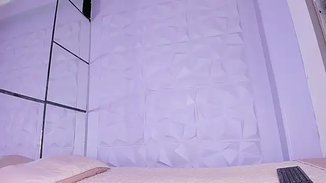  LittleLia online show from November 19, 2025, 1:55 pm