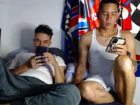 Izan And Theo online show from March 18, 2025, 5:42 pm