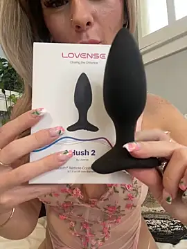 Snapshot of LoveShae_ chatting on December 6, 2024, 5:55 pm LoveShae online show from December 6, 2024, 5:55 pm