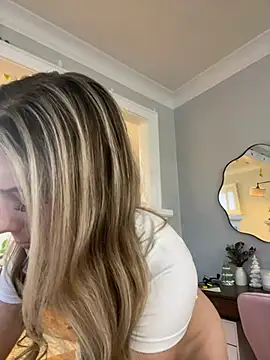 Snapshot of LoveShae_ chatting on December 17, 2024, 10:11 pm LoveShae online show from December 17, 2024, 10:11 pm