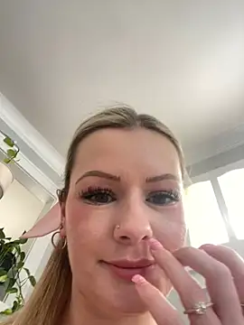 Snapshot of LoveShae_ chatting on February 5, 2025, 6:59 pm LoveShae online show from February 5, 2025, 6:59 pm