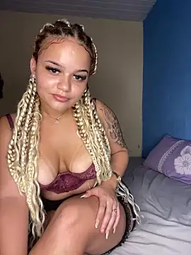 Snapshot of Lolacavalona chatting on January 13, 2025, 11:49 pm Lolacavalona online show from January 13, 2025, 11:49 pm