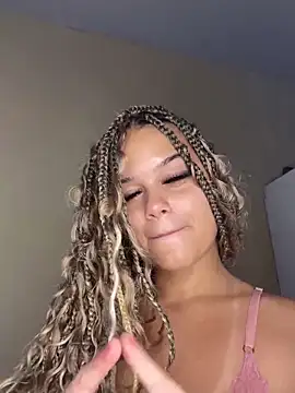 Snapshot of Lolacavalona chatting on February 2, 2025, 6:37 am Lolacavalona online show from February 2, 2025, 6:37 am