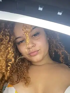 Snapshot of Lolacavalona chatting on September 18, 2025, 5:04 pm Lolacavalona online show from September 18, 2025, 5:04 pm