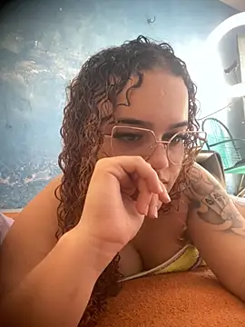 Snapshot of Lolacavalona chatting on November 3, 2025, 5:03 pm Lolacavalona online show from November 3, 2025, 5:03 pm