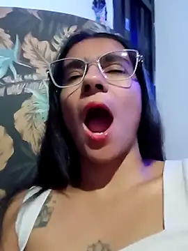 Leslly  online show from November 15, 2025, 8:11 am